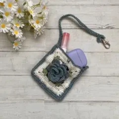 【ハンドメイド】ぷっくり薔薇のグラニースクエアポーチ バッグチャーム ブルー