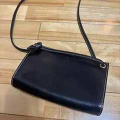 黒のレザーショルダーバッグ