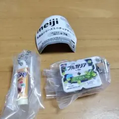 ガチャガチャ　Meiji乳製品シリ―ズ ミニチュアチャ―ム　2個セット