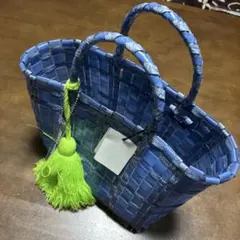 ネオンタッセル付き青いカゴバック　ビニール　かごバックのサムネイル