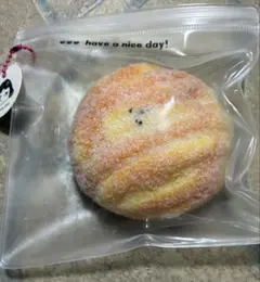 ふわふわパン 粉つき　スクイーズ　メロンパン ladodo