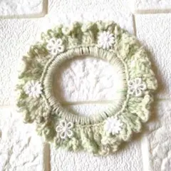 かぎ針編み　緑色 花モチーフ フリル付きシュシュ