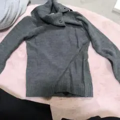 ROPE ボタン付きタートルネック グレー ニットセーター