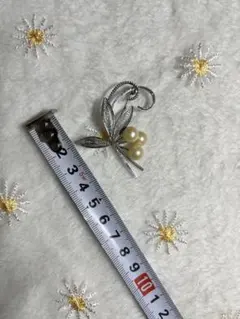 AVON エイボン シルバーパール葉っぱブローチ