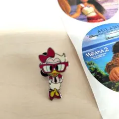 海外ディズニー ピンバッジ。デイジーピンバッジ＆モアナ2 ステッカーセット