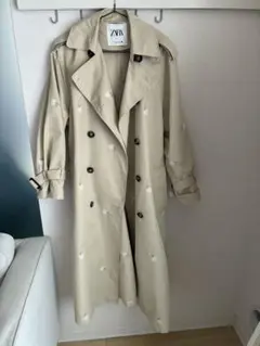ZARA 刺繍入りベージュトレンチコート