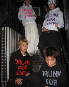 DRUNK FOR EVER ロゴ プルオーバー パーカー ブラック - メルカリ