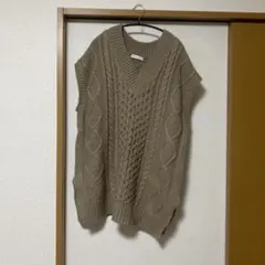 ベージュ ケーブルニット Vネック ベスト