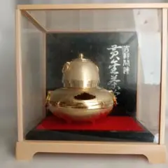 金色の伝統的な茶器