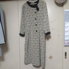 ベージュ ロゴプリント ワンピース 長袖　レディース　ロングワンピース　七分丈