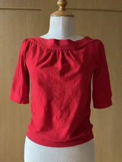 赤いオフショルダー五分袖トップス