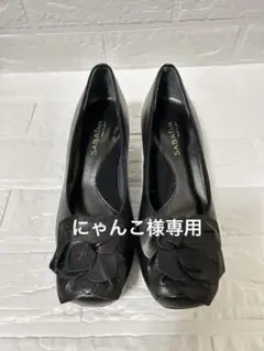 【A】サブリナ フラワーモチーフ パンプス 23cm EEE 黒のサムネイル