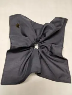 【ギャザーが効いたシルエット】スクエア型シュシュ チャコールグレーハンドメイド