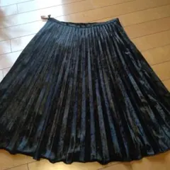 黒いベルベット風プリーツスカート