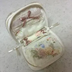 さえら Akiakane アクセサリーポーチ 花柄のサムネイル