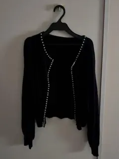 黒のパールボタン付き長袖カーディガン