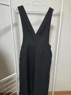 GU 黒のVネックサロペット