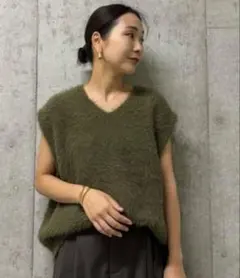 ミラオーウェンmila owen Vネックシャギーベスト フェザーヤーン　カーキ