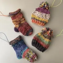 Opal毛糸で編んだミニ靴下&ミニ帽子　ハンドメイド