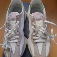 週末限定値下げ　New Balance トレーニングシューズ ホワイト/ピンク