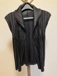 PLEATS PLEASE ISSEY MIYAKE 黒プリーツベストのサムネイル