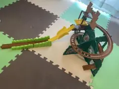 プラレール トーマス　ドキドキマウンテンDXと たためるトーマス機関庫