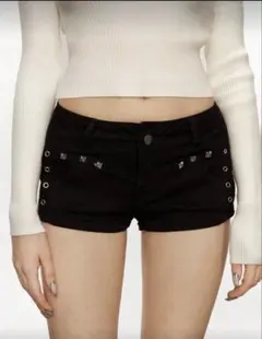 装飾付き黒デニムショートパンツ