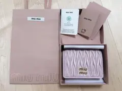 全新 Miu Miu マテラッセレザー 折り財布 ベゴニアピンク - メルカリ