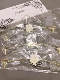 Salute 花モチーフ付き衣類ハンガー 3個セット