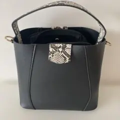 黒　ハンドバッグ　ヘビ柄　ショルダー紐付き