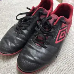 UMBRO サッカートレーニングシューズ ブラック レッド27cmのサムネイル