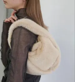 ベージュ ファー ハンドバッグ