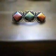 レトロな三色宝石ブローチ