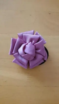 ピンク色の花形ヘアゴム