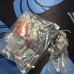 進撃の巨人　フィギュアキーホルダー　2個