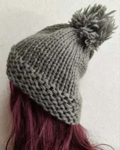 グレー ポンポン付きニット帽