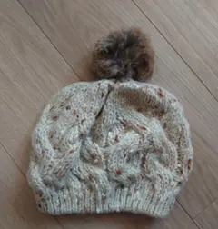 ケーブル編みニット帽 ポンポン付き