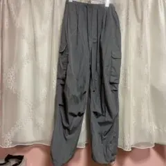 グレー