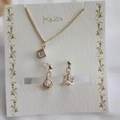 kaza 新品 キューブネックレス＆樹脂ノンホールピアスセット ゴールドカラー