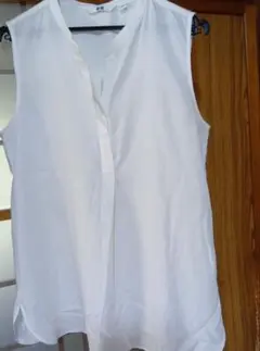 ホワイト ノースリーブシャツ ボタン付き　ユニクロ