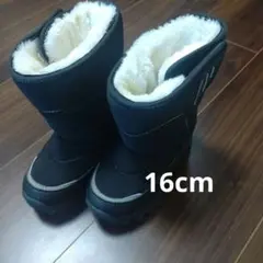 黒い子ども用スキー用ブーツ