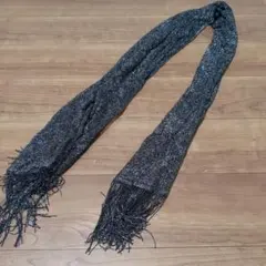 フリンジ付き黒とシルバーのストール