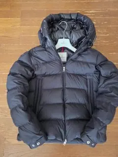 MONCLER ブラックー ダウンジャケット フード付き