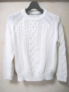 GU UNIQLO ケーブル編みホワイトニットセーター