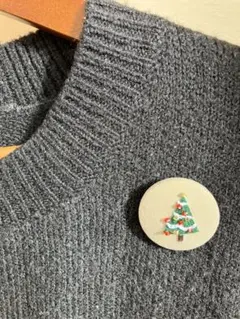クリスマスツリー刺繍ブローチ　ビーズ　くるみボタン 38mm ベージュ