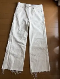 H&M ホワイト ブーツカットデニム