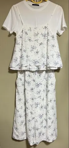 イング　花柄トップスとフレアパンツ・Tシャツのセットアップ
