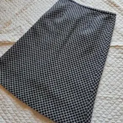 黒と白の幾何学模様タイトスカート