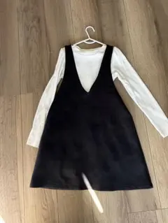 GU 黒 ジャンバースカートと白のリブトップスセット　140