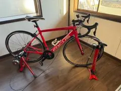 FOCUS レッド ロードバイク ボトルケージ付きのサムネイル